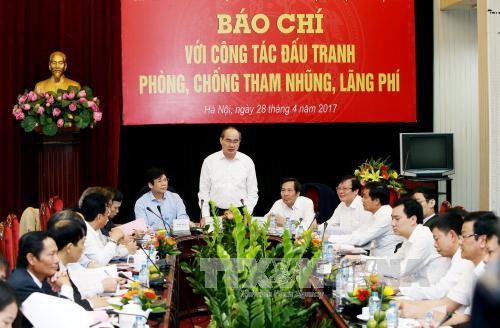 Báo chí với công tác đấu tranh phòng, chống tham nhũng, lãng phí  - ảnh 1